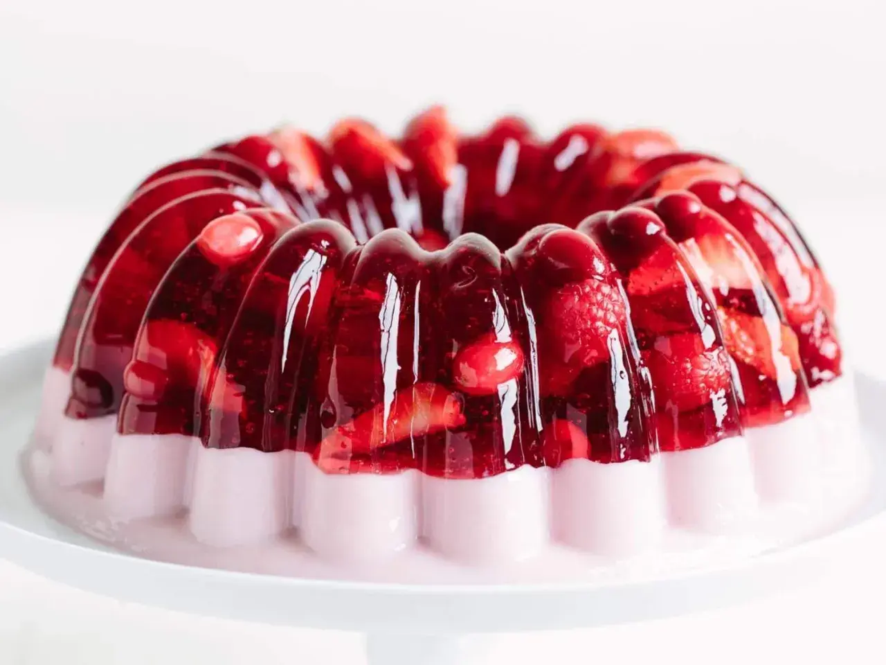 Gâteau moulé aux fruits rouges et à la crème, une délicieuse gelée passion recette.