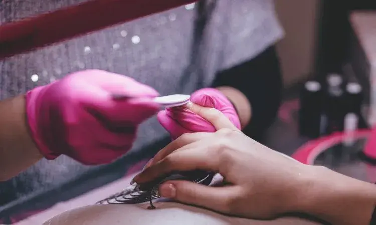 Hybryda czy żel - który rodzaj manicure bardziej niszczy paznokcie? Prawda