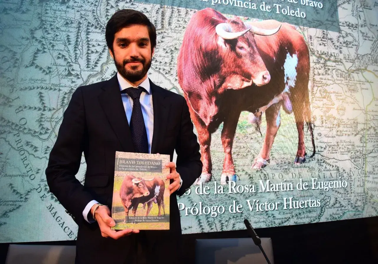 Hombre presenta libro sobre toros bravos de Toledo, evocando la tradición de los toreros de Talavera de la Reina.