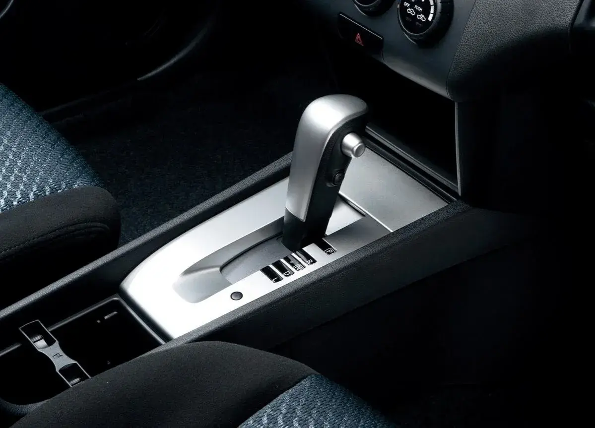 Interno auto con leva cambio automatico CVT. Le posizioni sono P, R, N, D, L.