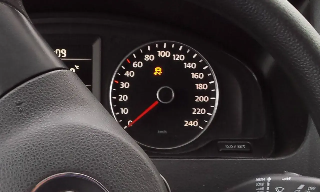 Panel de control de un esp coche con luz de advertencia de control de tracción encendida.