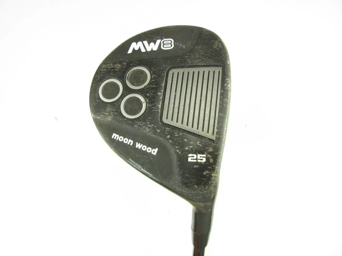 Czarny kij golfowy z napisem "moon wood" i oznaczeniem 25.
