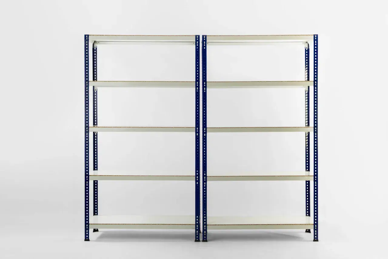 Dos estanterías caseras de metal azul con baldas blancas, perfectas para organizar tu garaje o trastero.