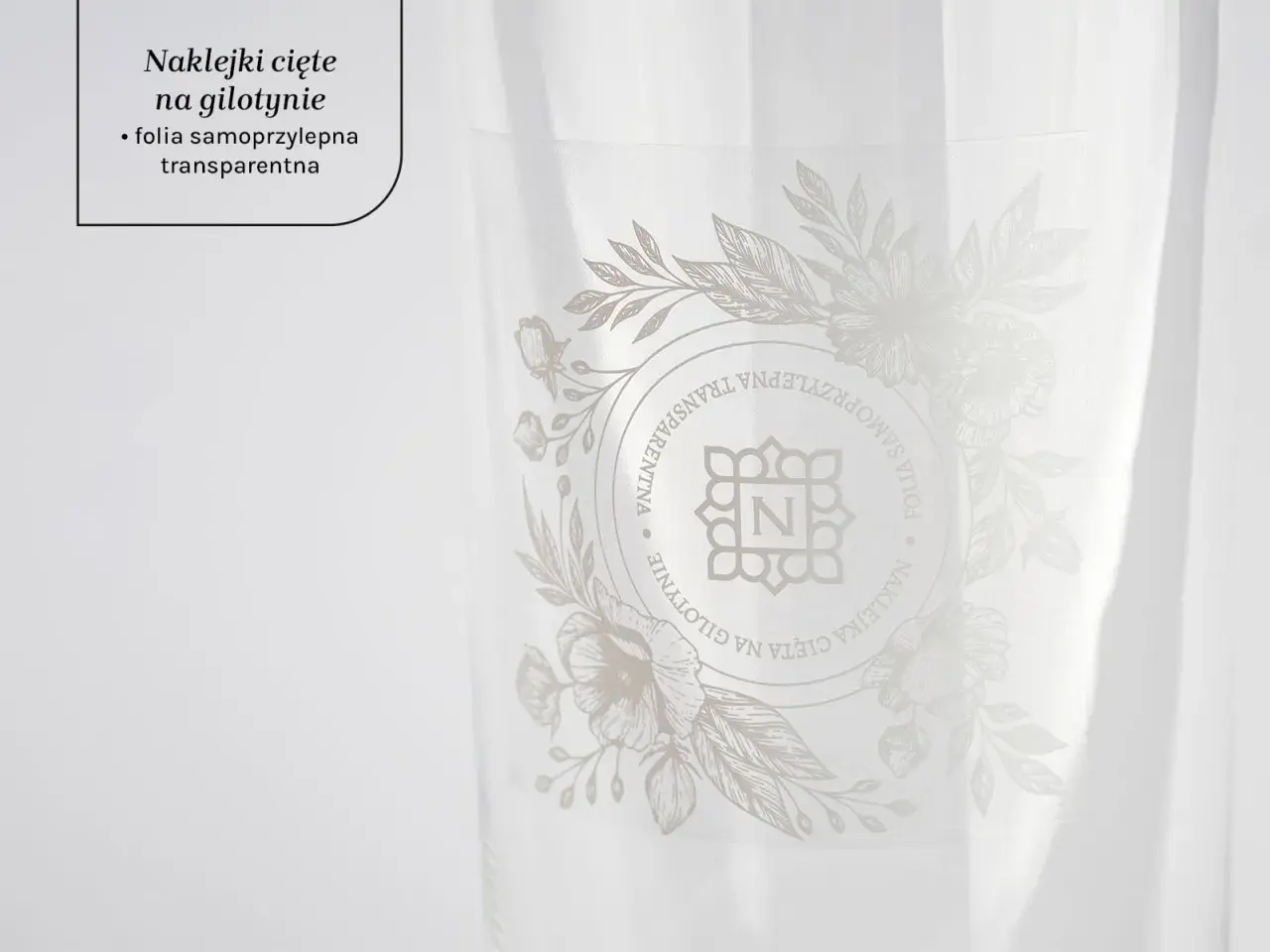 Eleganckie naklejki cięte na gilotynie, wykonane z folii samoprzylepnej transparentnej, ozdobione delikatnym motywem kwiatowym i monogramem.