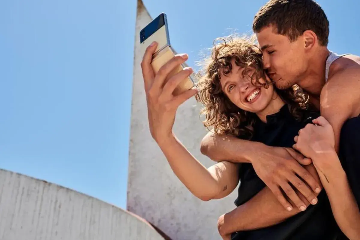 Szczęśliwa para robi selfie na tle błękitnego nieba. Chcesz wiedzieć, jak doladowac t mobile?