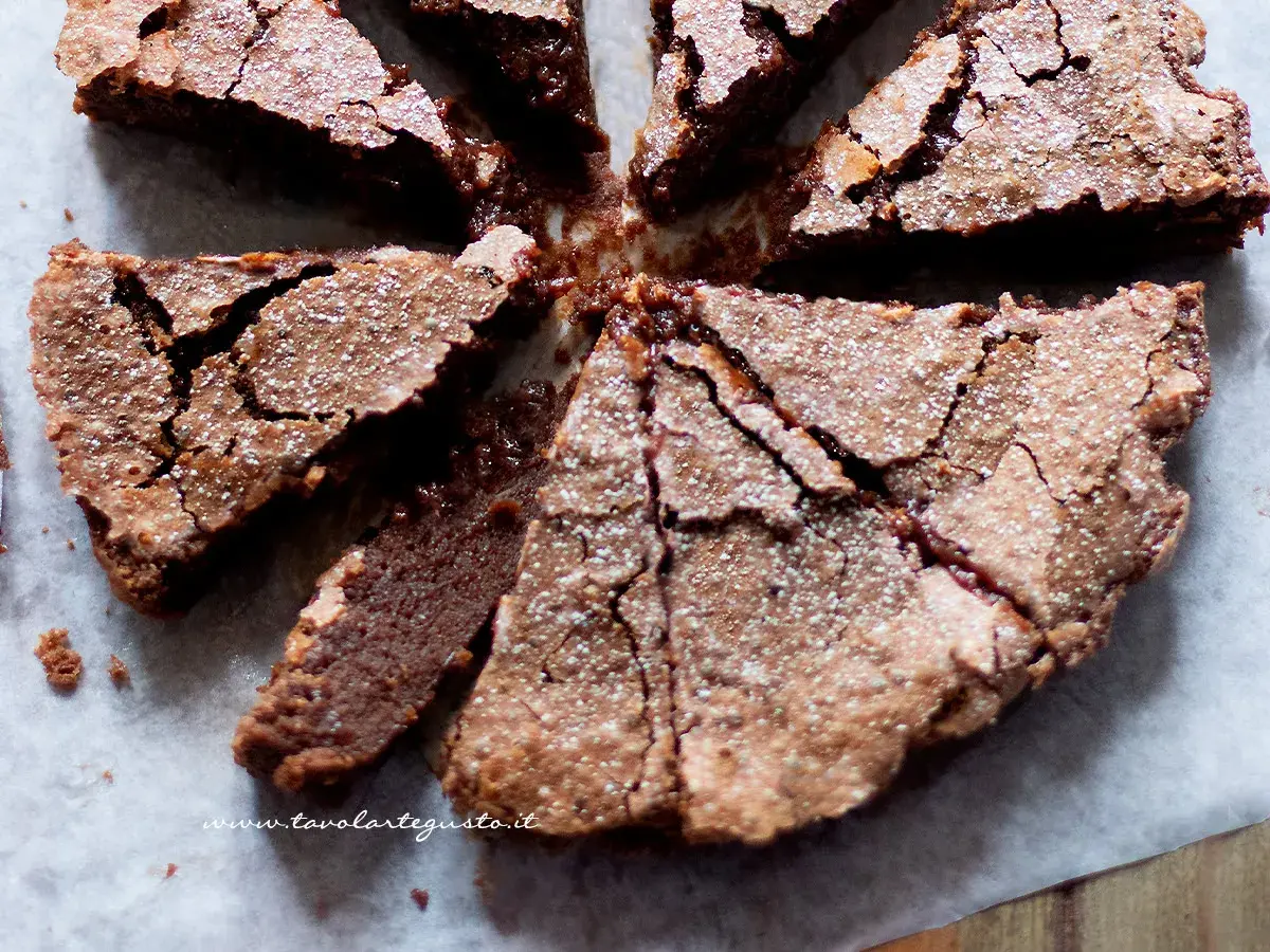 Fetta di torta al cioccolato, cosparsa di zucchero a velo, perfetta per Pasqua. Un dolce che ricorda le uova di Pasqua per la sua golosità.
