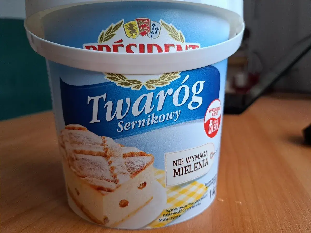 Pojemnik z napisem "Twaróg Sernikowy" i zdjęciem sernika. Idealny do ciasta, nie wymaga mielenia.