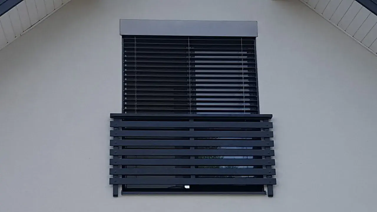 Nowoczesne balkony francuskie z ciemnymi żaluzjami i drewnianą balustradą.