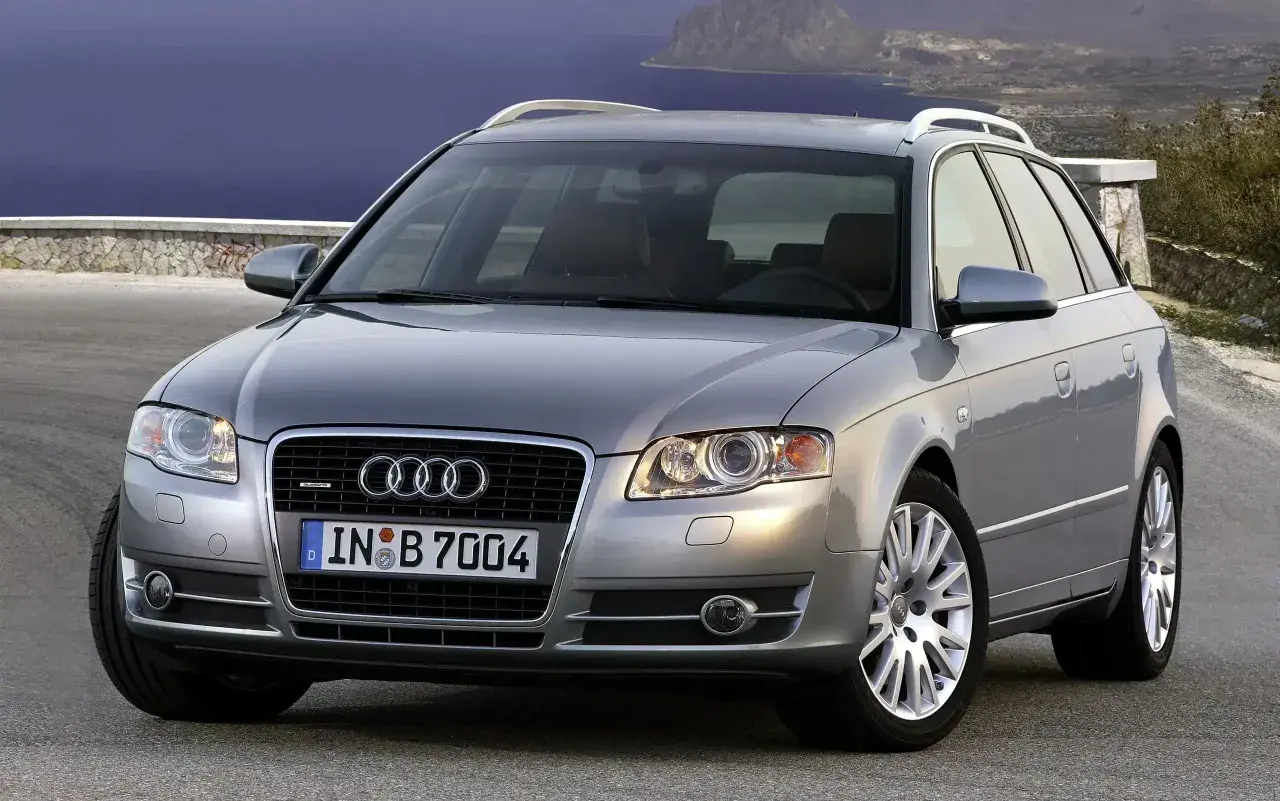 Srebrny Audi A4 B7 Avant na tle morza i gór.