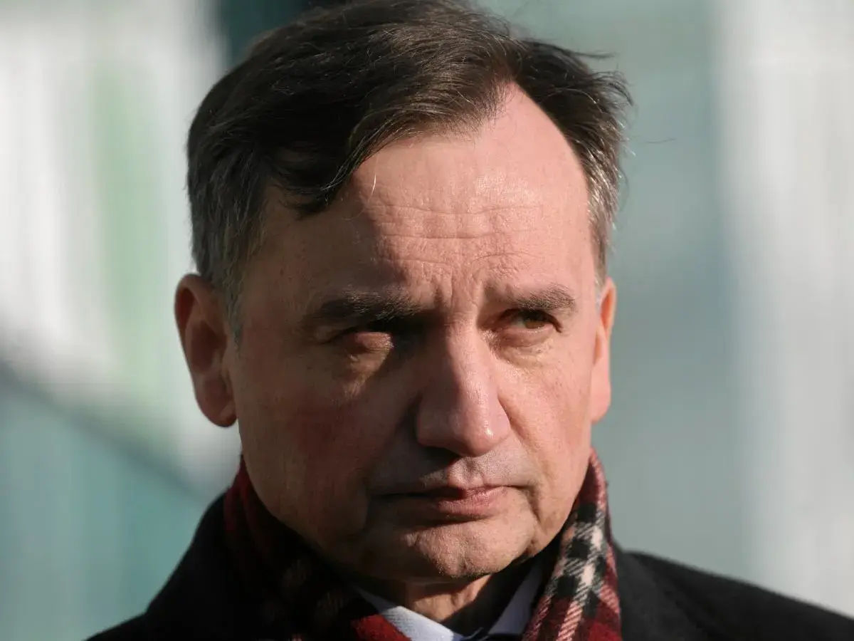 Zbigniew Ziobro, polityk, w okryciu wierzchnim i szaliku. Czy Zbigniew Ziobro ma dzieci? To pytanie nurtuje wielu.