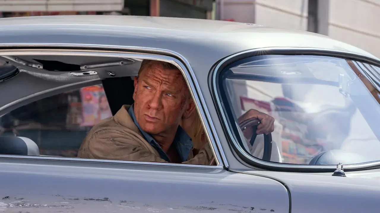 Daniel Craig som James Bond i en klassisk bil, redo för nya äventyr i filmer med James Bond.
