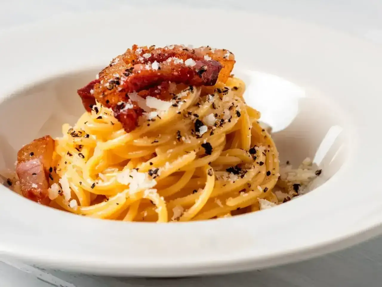 Pyszne spaghetti carbonara, idealne na obiad. Zobacz, jak zrobić carbonare krok po kroku!