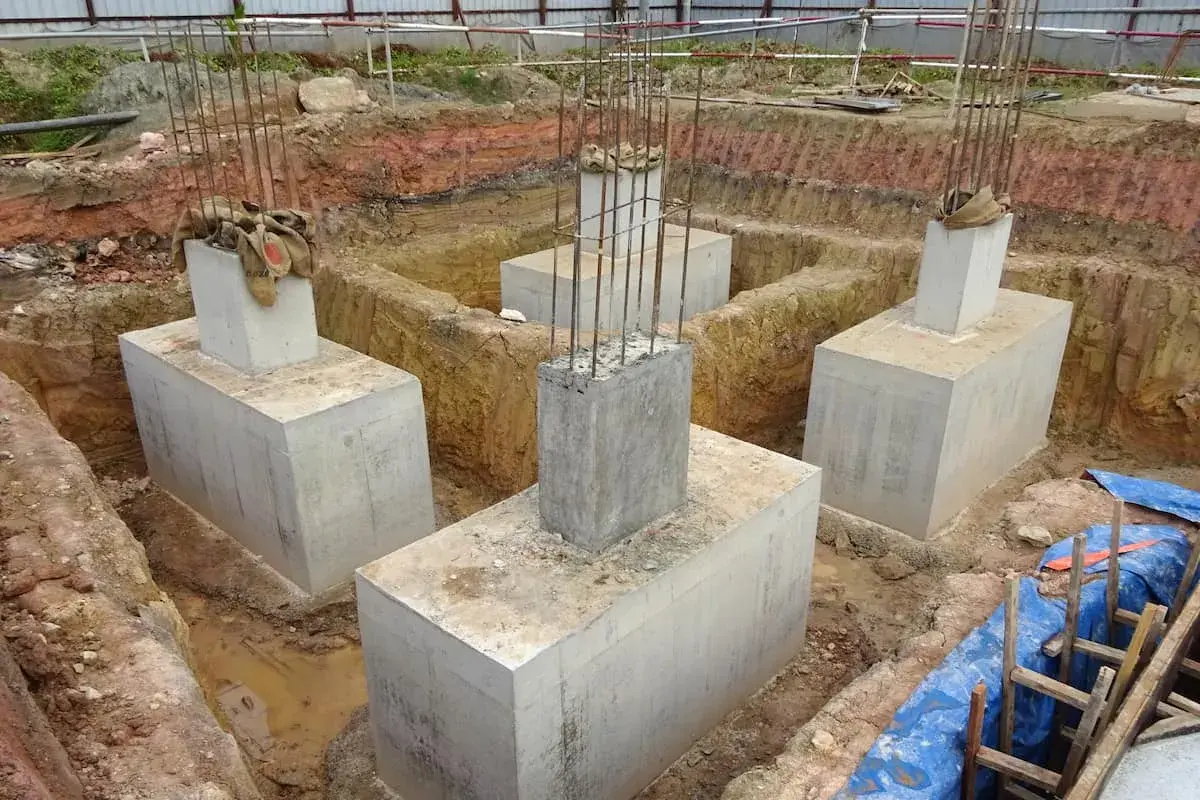 Scavi per il consolidamento terreno di fondazione con pilastri in cemento armato pronti per la costruzione.