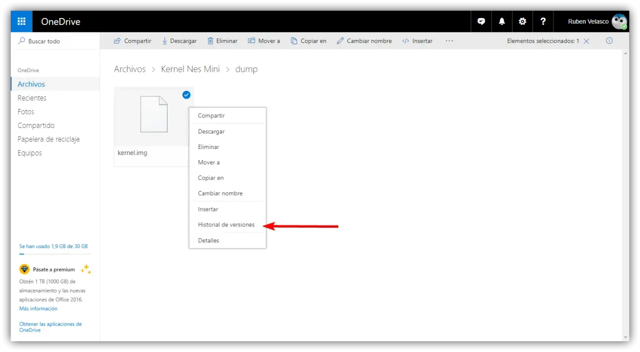 Menú contextual de OneDrive mostrando la opción "Historial de versiones" para restaurar archivos antiguos.