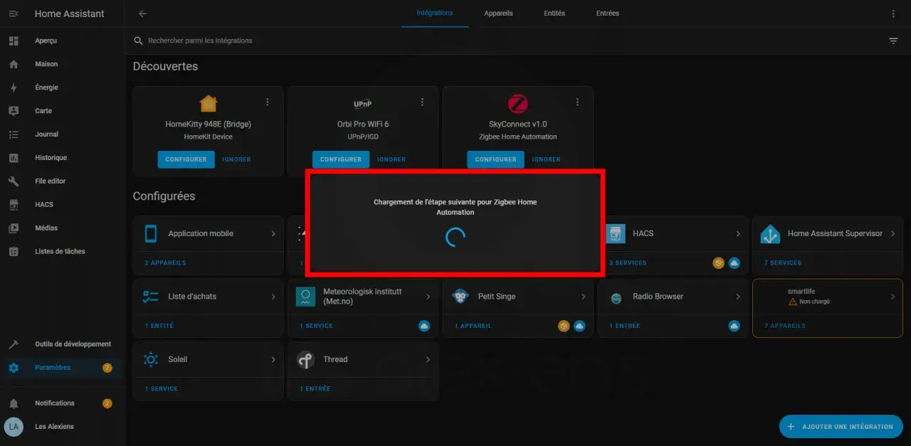 Chargement de l'étape suivante pour Zigbee Home Automation. L'interface Home Assistant montre la configuration d'une intégration Zigbee.