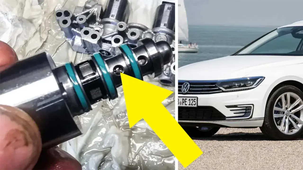 En mekaniker undersöker en del från en dubbeltrapp koppling, troligen relaterad till en vit Volkswagen vid havet.