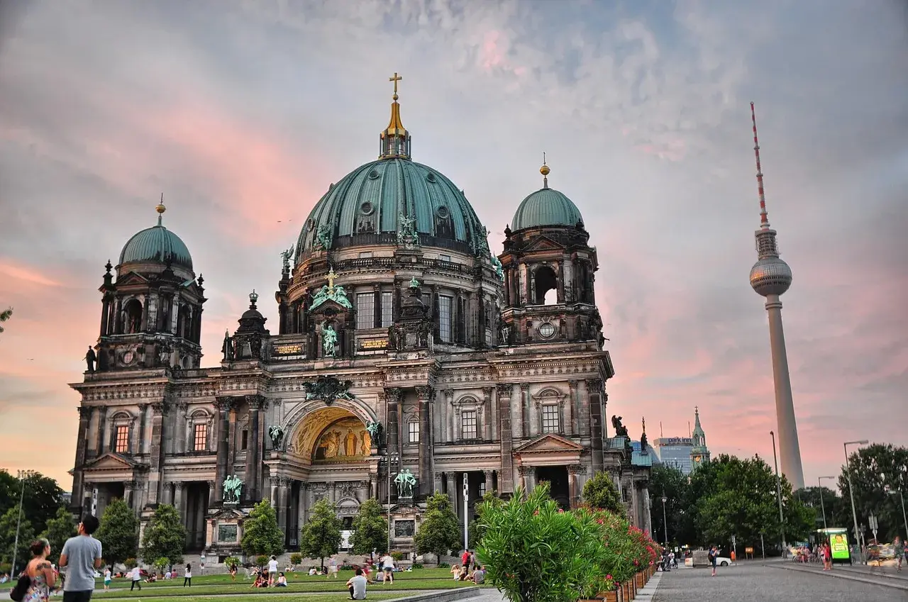 Der Berliner Dom mit seiner beeindruckenden Aussicht im Abendlicht. Der Fernsehturm ragt im Hintergrund empor.