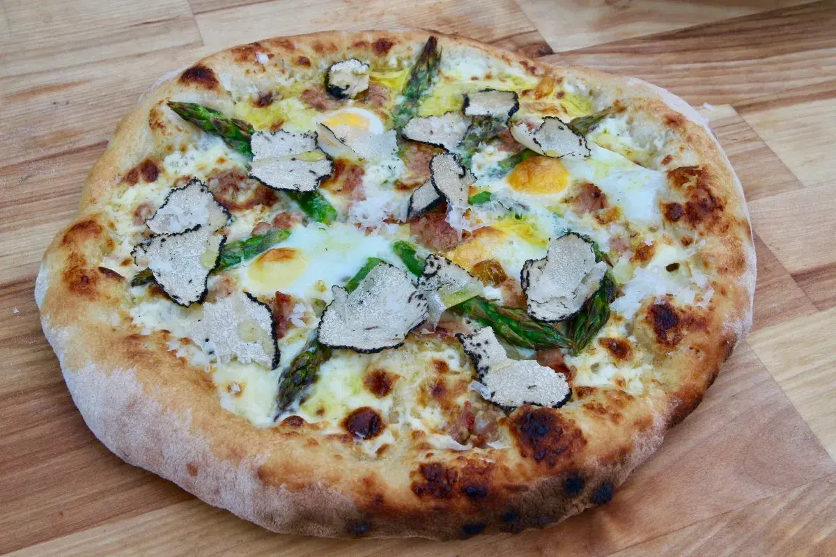 En napolitansk pizza med sparris, ägg och tryffel. En lyxig smakupplevelse!