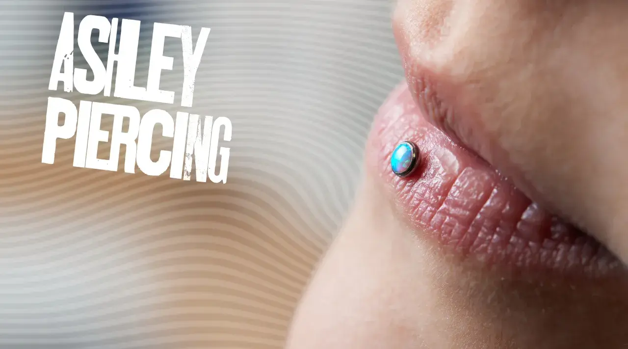 Ashley piercing na ustach z opalizującym kamieniem.