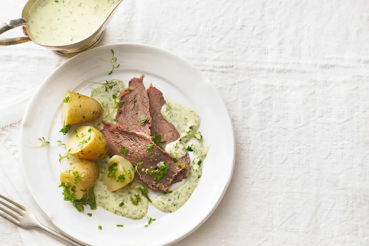 Zartes Tafelspitz-Rezept mit Salzkartoffeln und Kräutersauce.