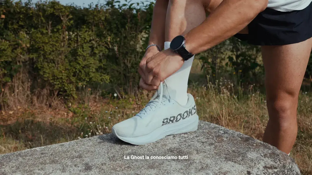 Atleta allaccia le scarpe da running Brooks Ghost, pronte per una nuova avventura. Scopri come lavare le scarpe da running per mantenerle al meglio.