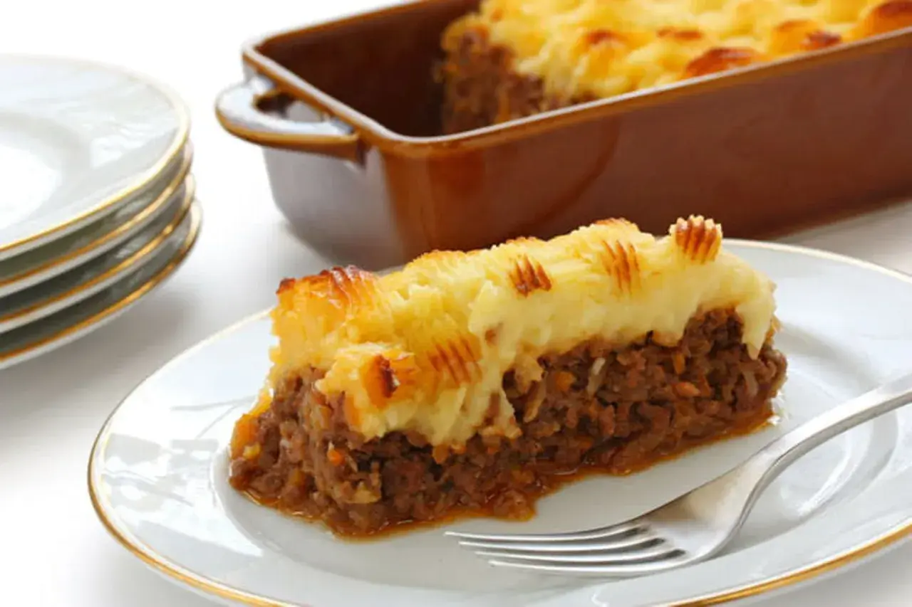 Une part de hachis parmentier dorée, avec sa couche de purée de pommes de terre texturée, prête à être dégustée.