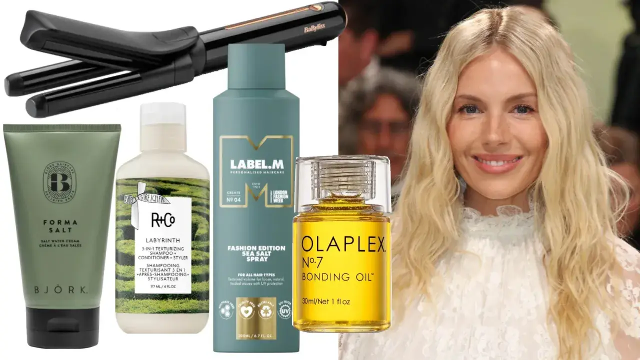 Hårprodukter för beach waves: saltvattenspray, texturkräm, olja och locktång. En modell med blont, vågigt hår.