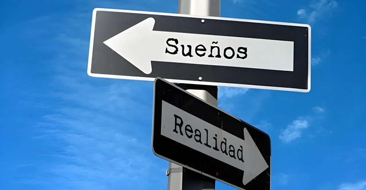 Señales de tráfico apuntan en direcciones opuestas: una hacia "Sueños" y otra hacia "Realidad". Frases de sueños y realidad.