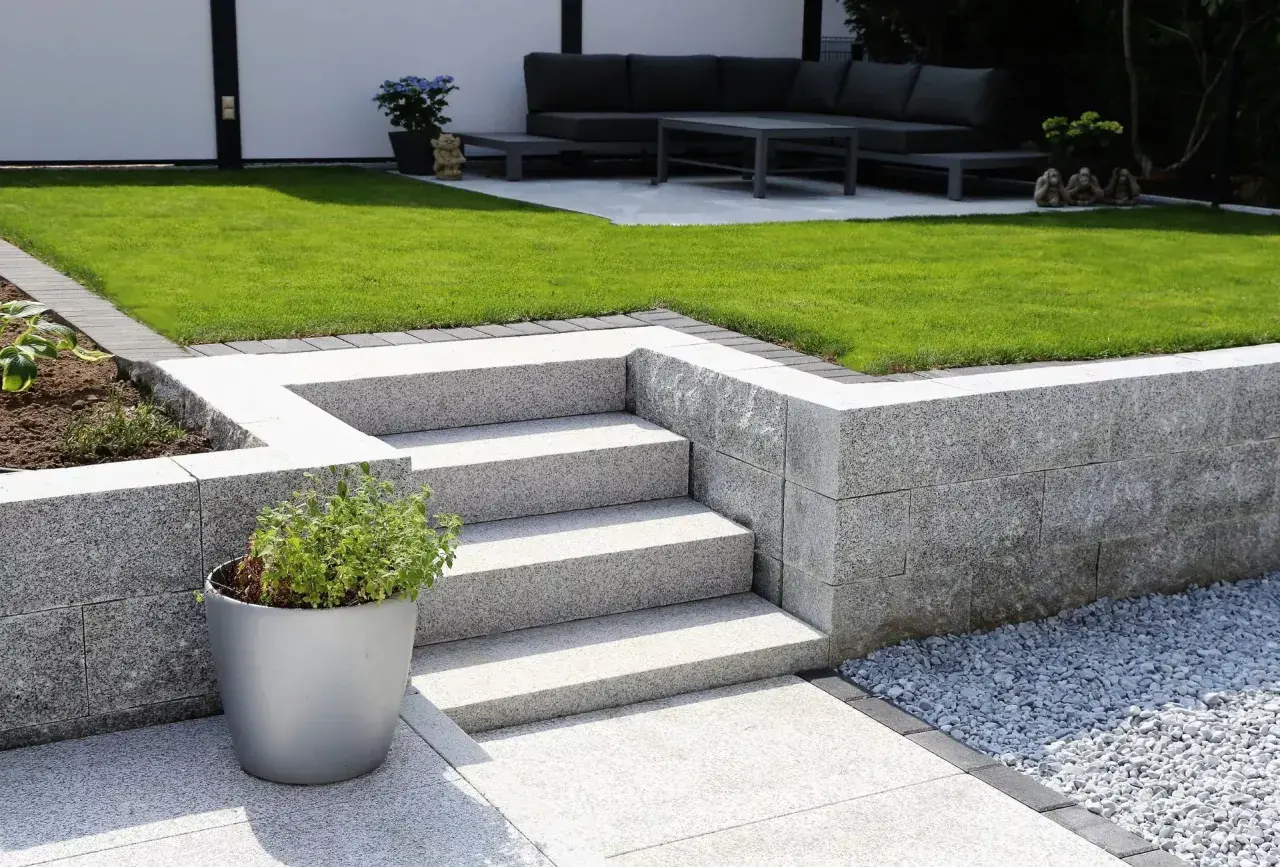 Moderne Gartenmauer aus Granit mit Stufen und Sitzbereich. Tolle Ideen für Gartenmauern, die Struktur und Eleganz verleihen.