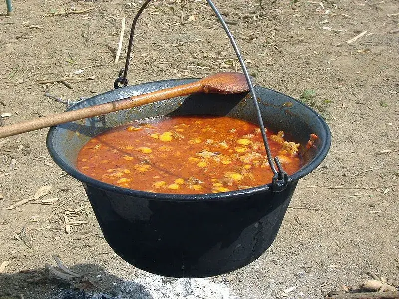 Jak się robi zupę gulaszową - prosta receptura na pyszną zupę