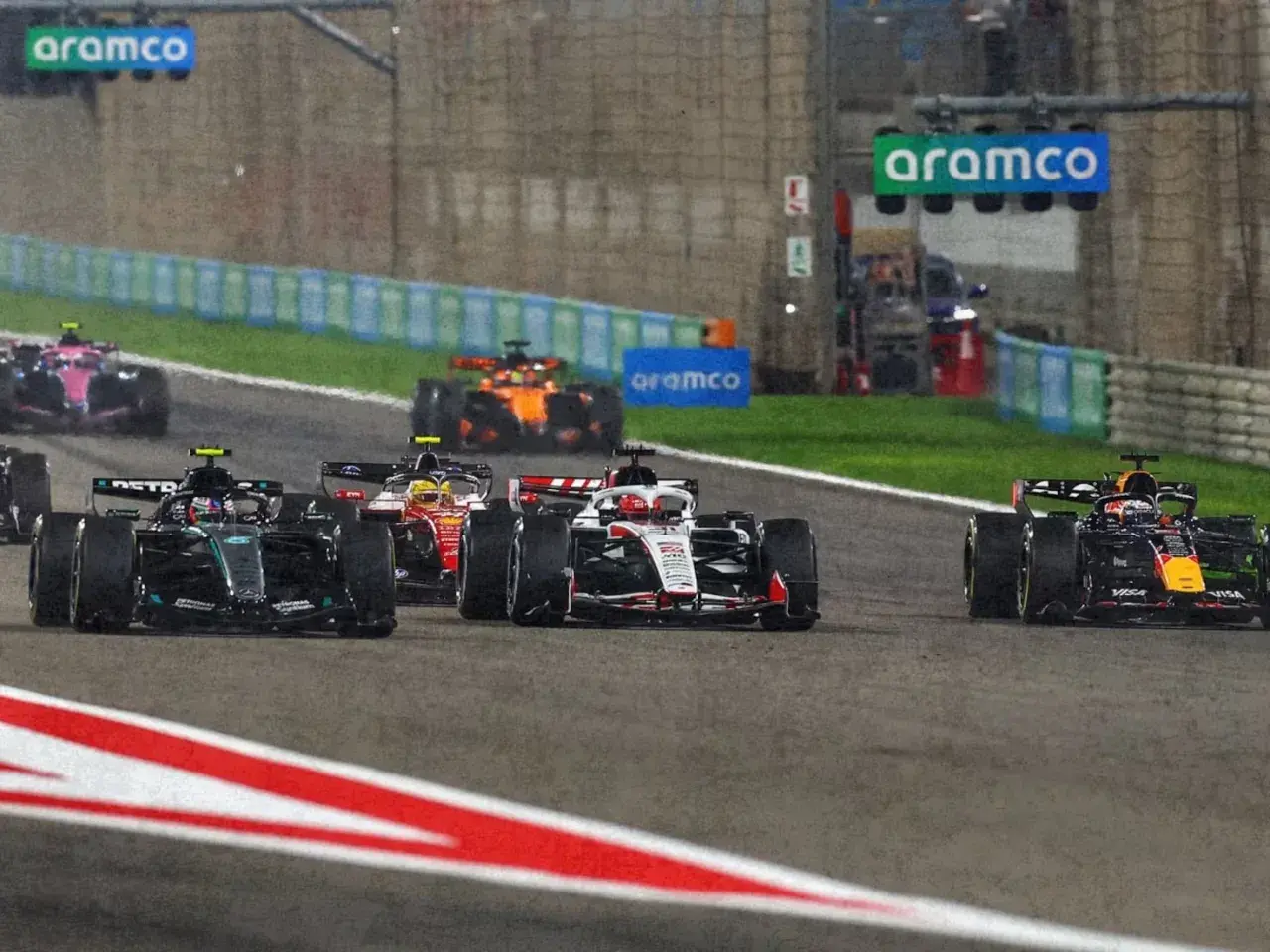 Coches de Fórmula 1 compiten en una carrera nocturna, anticipando el calendario F1 2026.