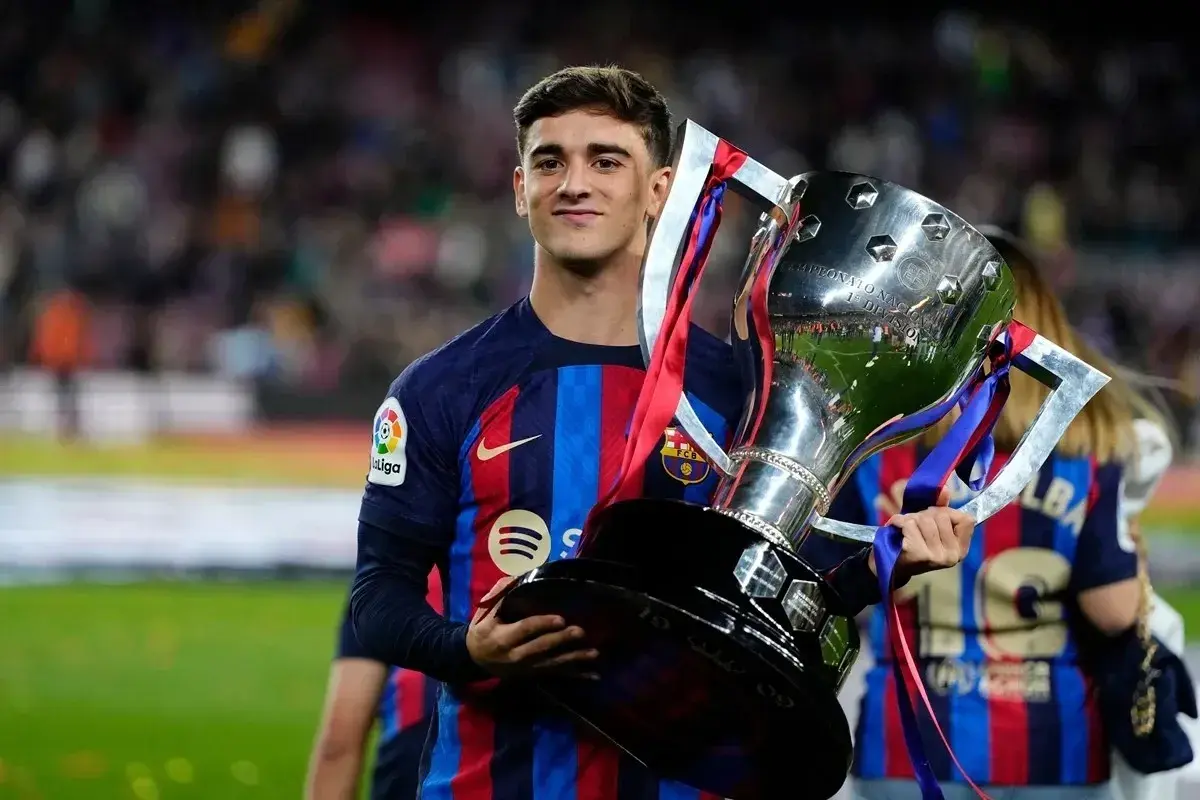 Gavi z pucharem La Liga, po zwycięstwie nad Rayo Vallecano. Duma Barcelony.
