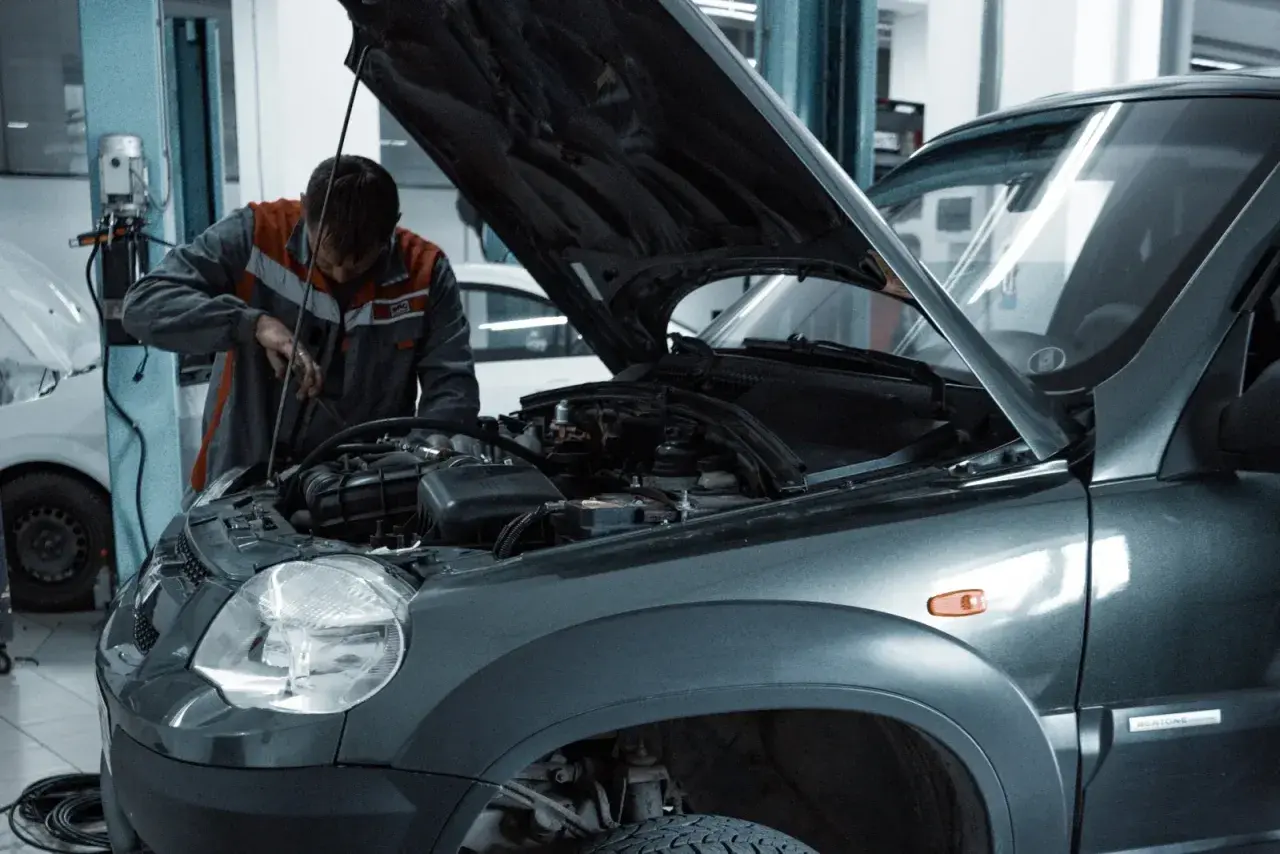 Mechanik sprawdza silnik auta przed sprzedażą. To ważny krok, gdy chcesz jak kupić auto w Niemczech.