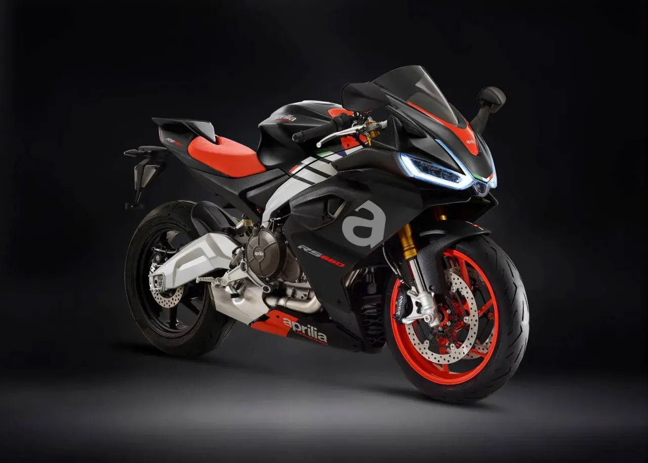 La Aprilia RS 660 full black, con asiento rojo y detalles deportivos, lista para la velocidad.