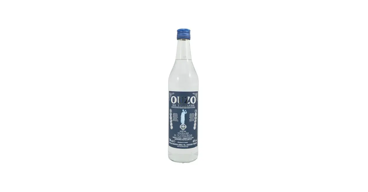 Flasche Ouzo de Tyrnavos, 40% Ouzo Prozent, mit griechischen Schriftzeichen und einer Frauengestalt auf dem Etikett.