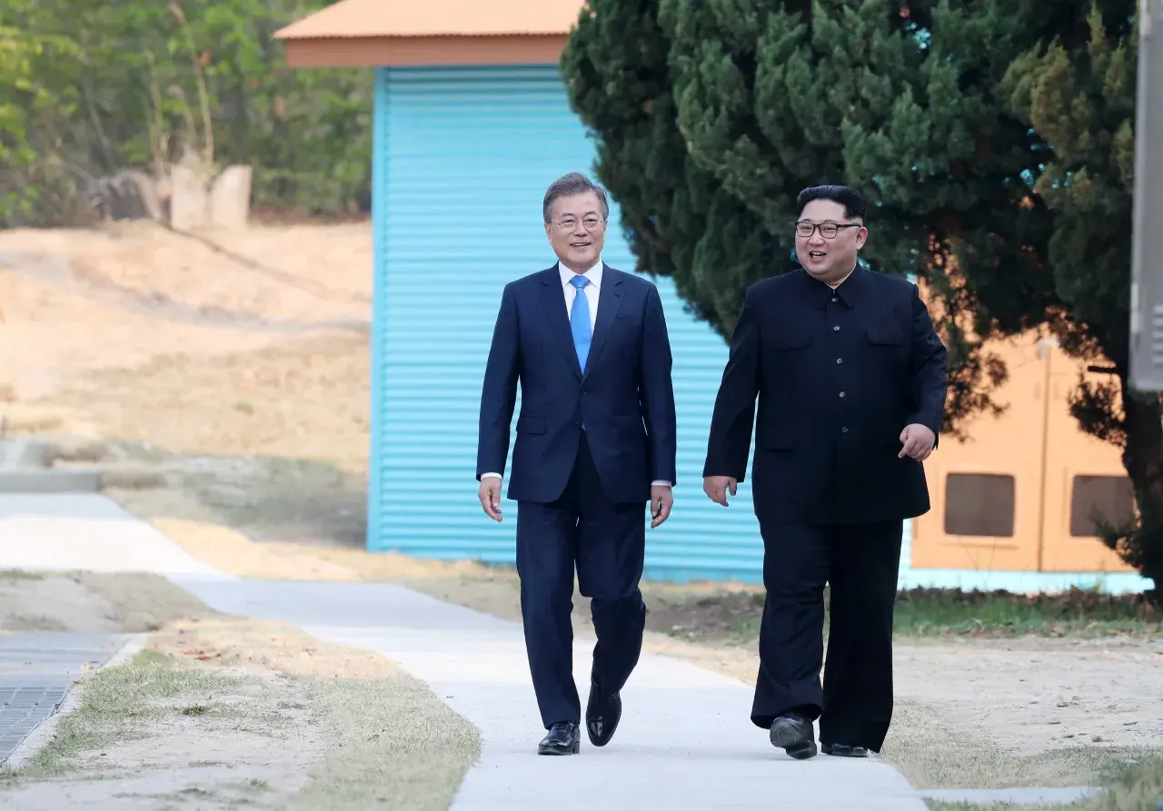 Kim Dzong Un i Mun Dze In idą razem. To symboliczne spotkanie, które może przynieść pokój na Półwyspie Koreańskim, niczym nadzieja na lepsze jutro dla Korei Południowej i Północnej.