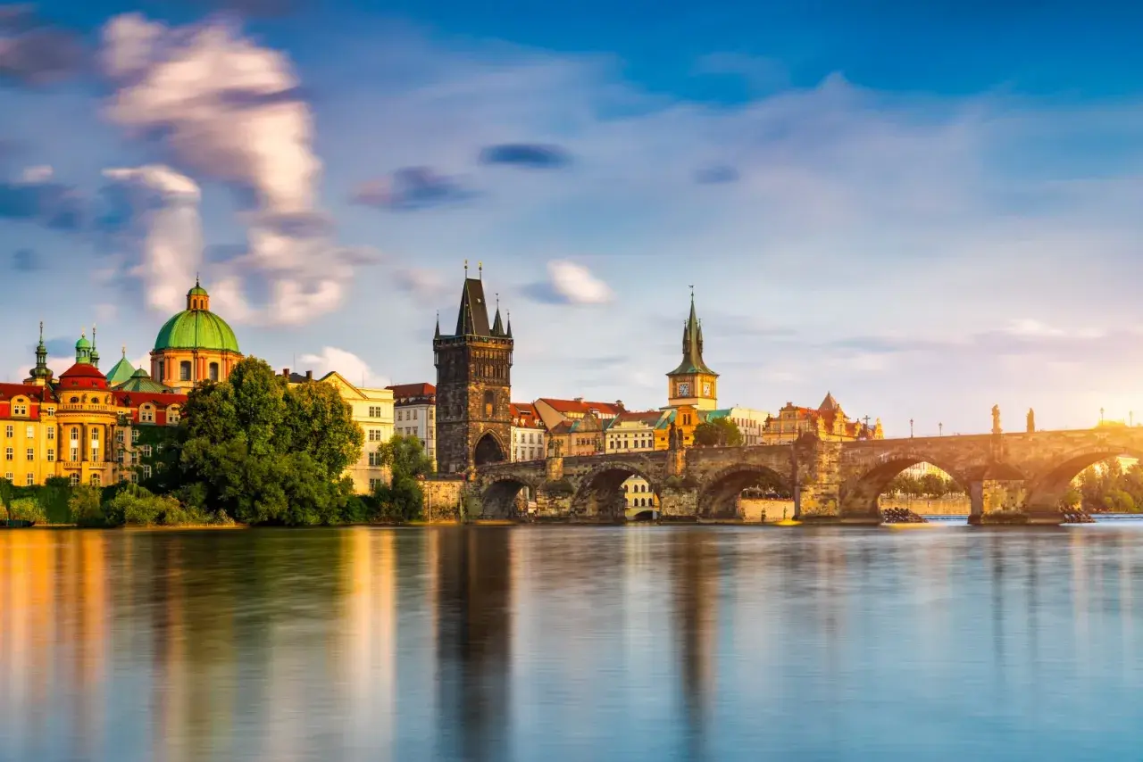 El Puente de Carlos y la Ciudad Vieja reflejados en el río Moldava. ¡Imprescindible para saber qué ver en Praga 3 días!