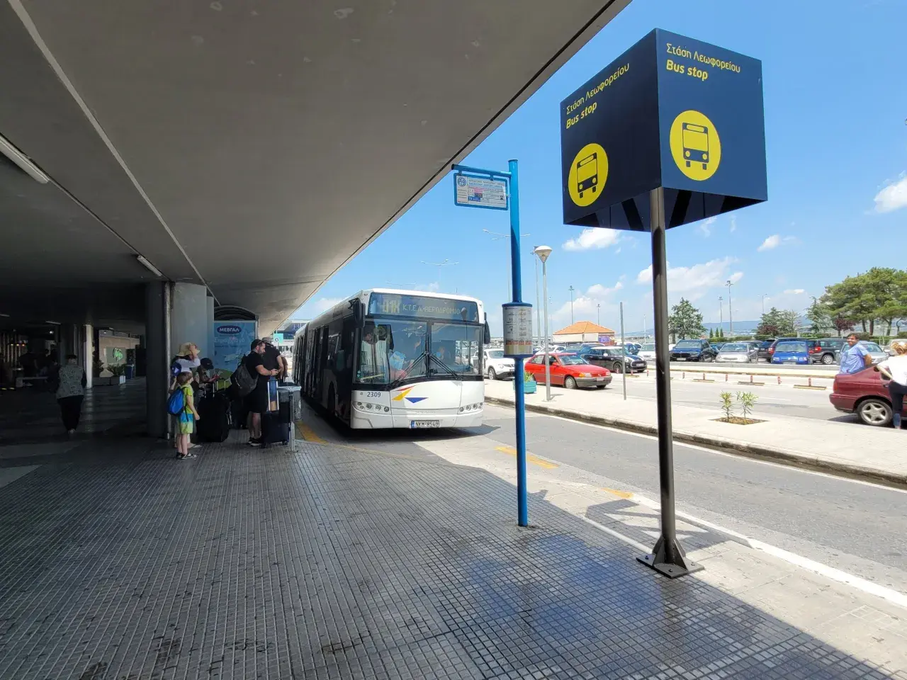 Autobus na przystanku przy porcie lotniczym Saloniki Macedonia.
