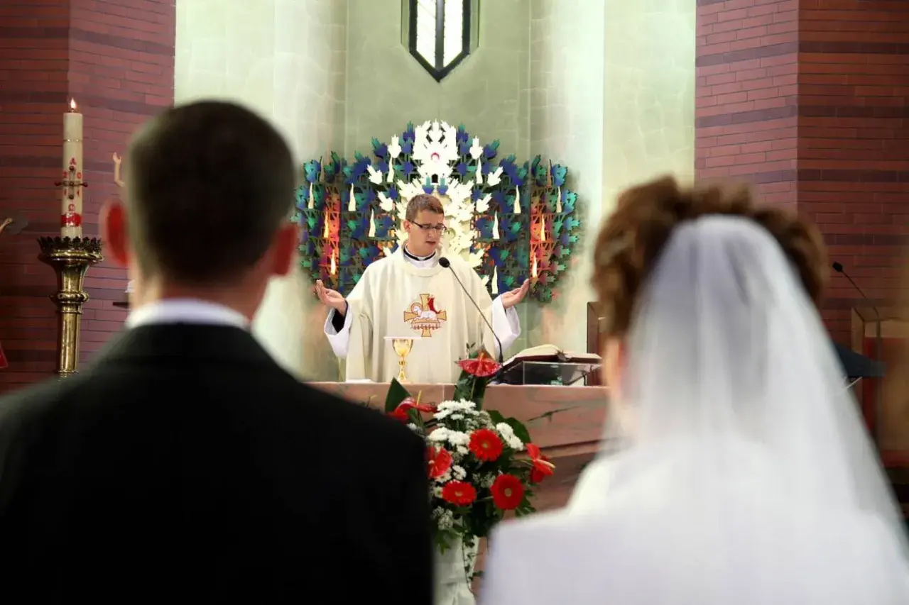 Ślub kościelny. Ksiądz błogosławi parę młodą. Kto nie może być świadkiem na ślubie kościelnym?