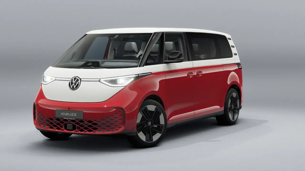 En röd och vit Volkswagen ID. Buzz, en modern tolkning av klassiska vw modeller genom åren.
