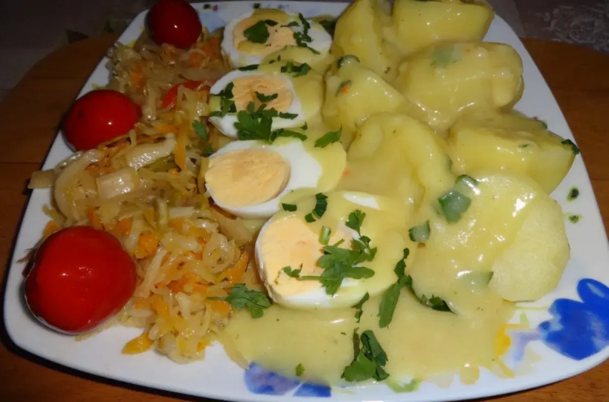 Jajka w sosie musztardowym z ziemniakami i surówką. Pyszne danie, które zachwyci każdego smakosza.