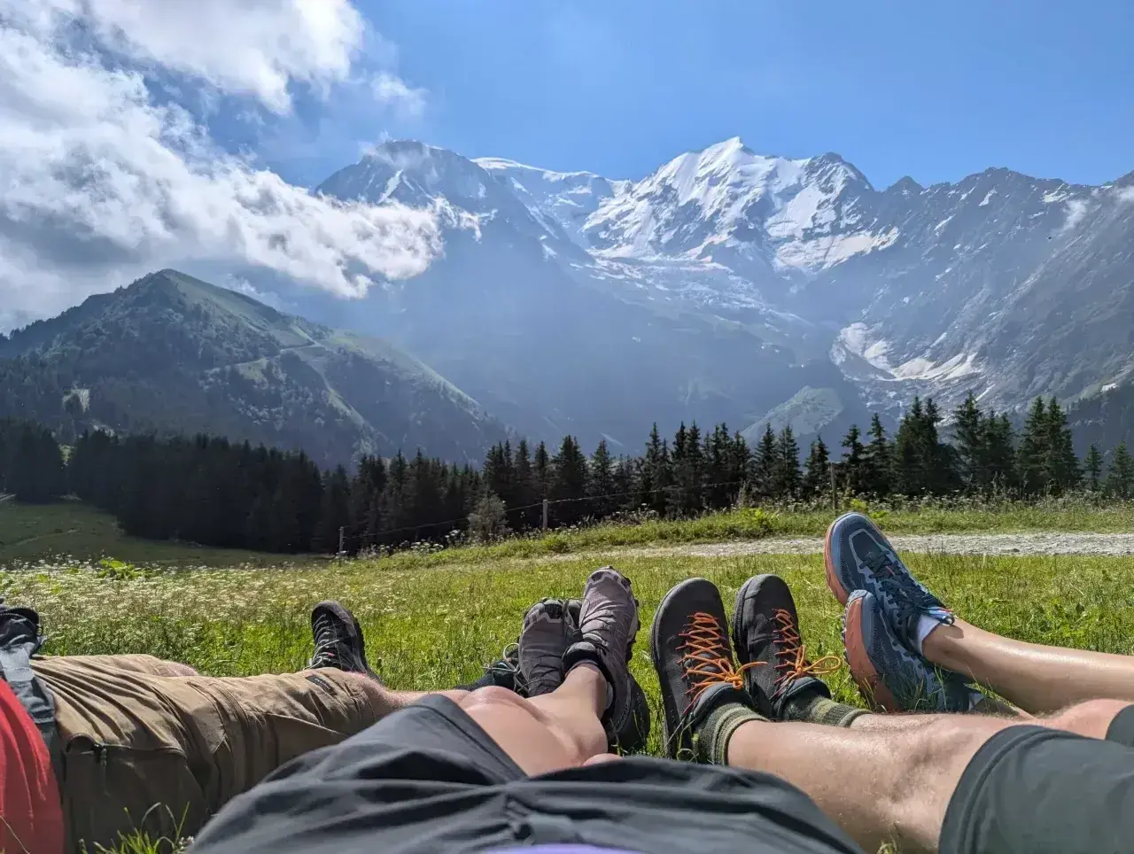 Odpoczynek po trudach Tour du Mont Blanc. Widok na ośnieżone szczyty i zielone doliny.