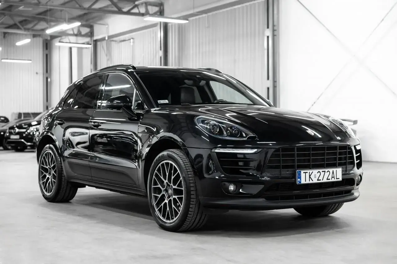 Czarny Porsche Macan lśni w garażu. Sprawdź atrakcyjną porsche macan cena i znajdź swój wymarzony SUV.