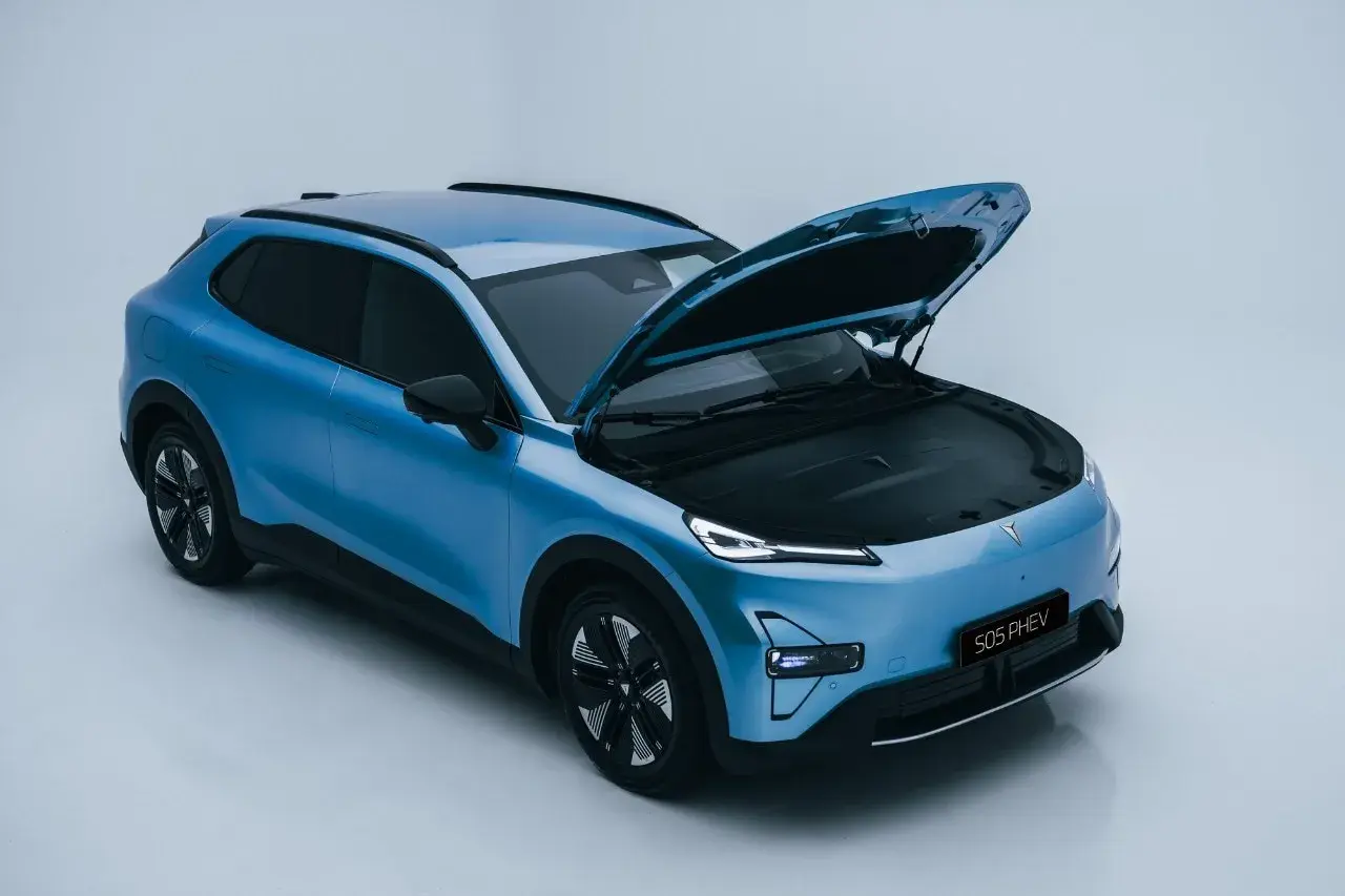 La Deepal S05, un'auto blu con il cofano aperto, mostra il suo design moderno e le luci a LED.