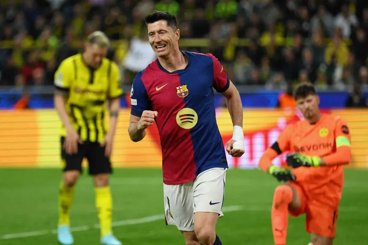 Robert Lewandowski w barwach Barcelony cieszy się z bramki. Jego obecne drużyny to FC Barcelona i reprezentacja Polski.