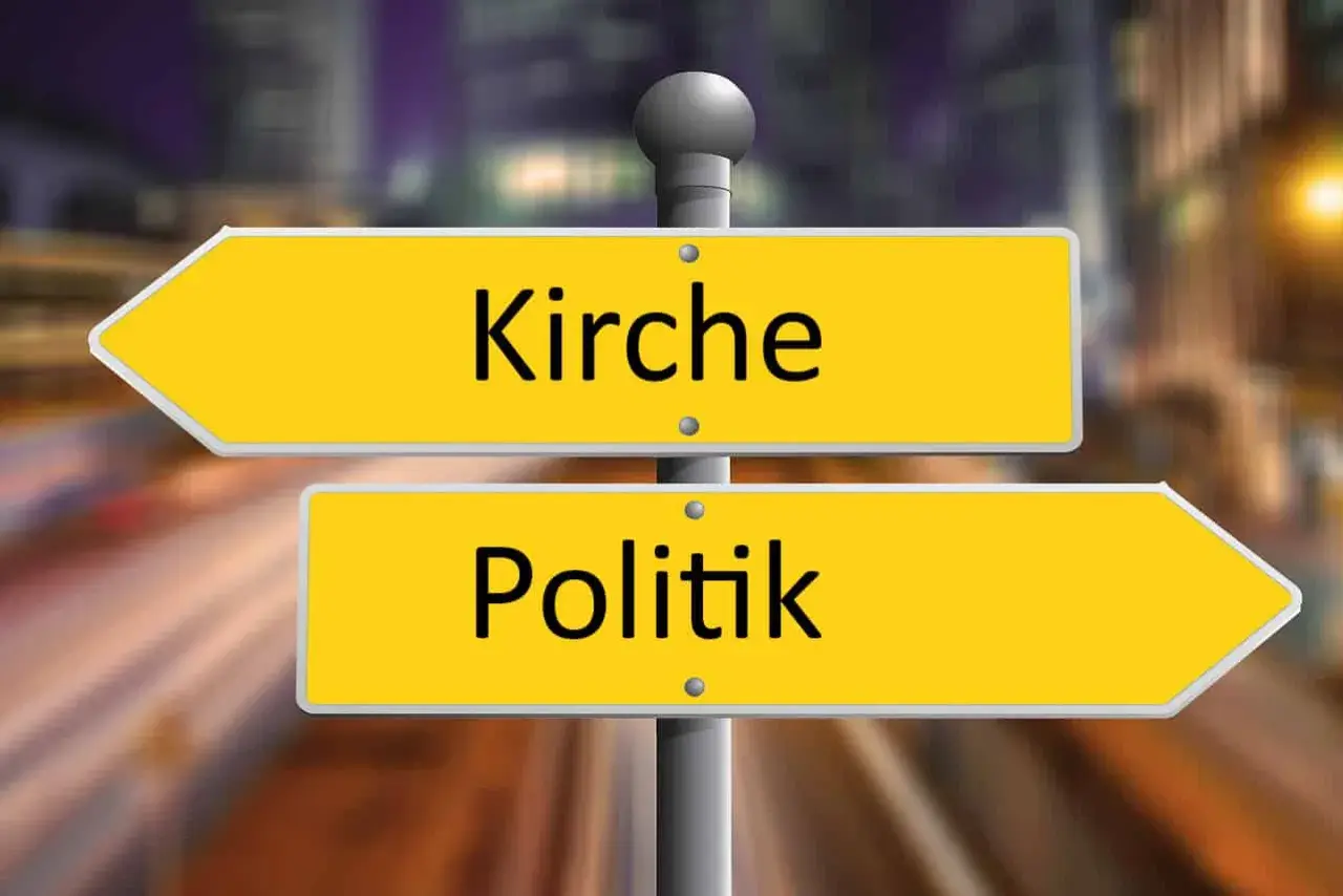 Wegweiser mit den Richtungen Kirche und Politik. Eine Entscheidung zwischen Glauben und weltlicher Macht.