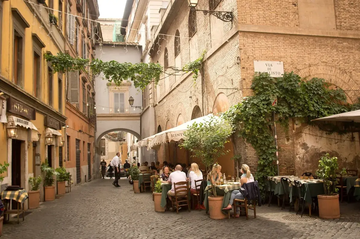 Passeggiare per Trastevere, tra vicoli acciottolati e ristoranti all'aperto, è un'esperienza da non perdere.