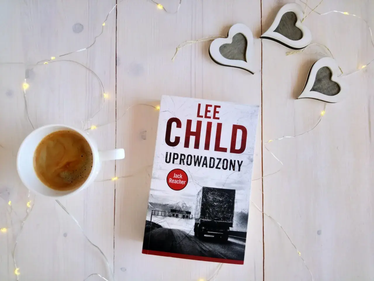 Kawa i książka "Uproszczony" Lee Childa, idealna na wieczór. Kolejność czytania książek z serii Jack Reacher jest ważna.