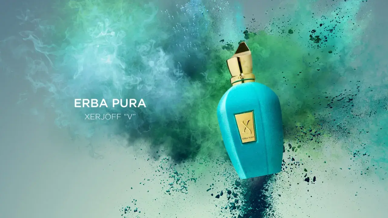 Turkusowa butelka perfum Erba Pura Xerjoff "V" na tle zielono-niebieskiego wybuchu kolorów i dymu.
