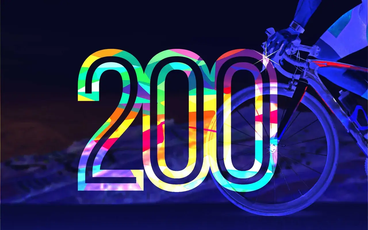 Buntes "200" überlagert ein Rennrad. Ein Radfahrer bereitet sich auf eine lange Fahrt vor, vielleicht 200 km rennrad.